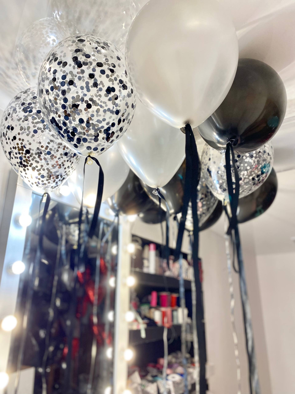 Воздушные гелиевые шарики с доставкой по Хабаровску атласные ленты черный/серебро №4507