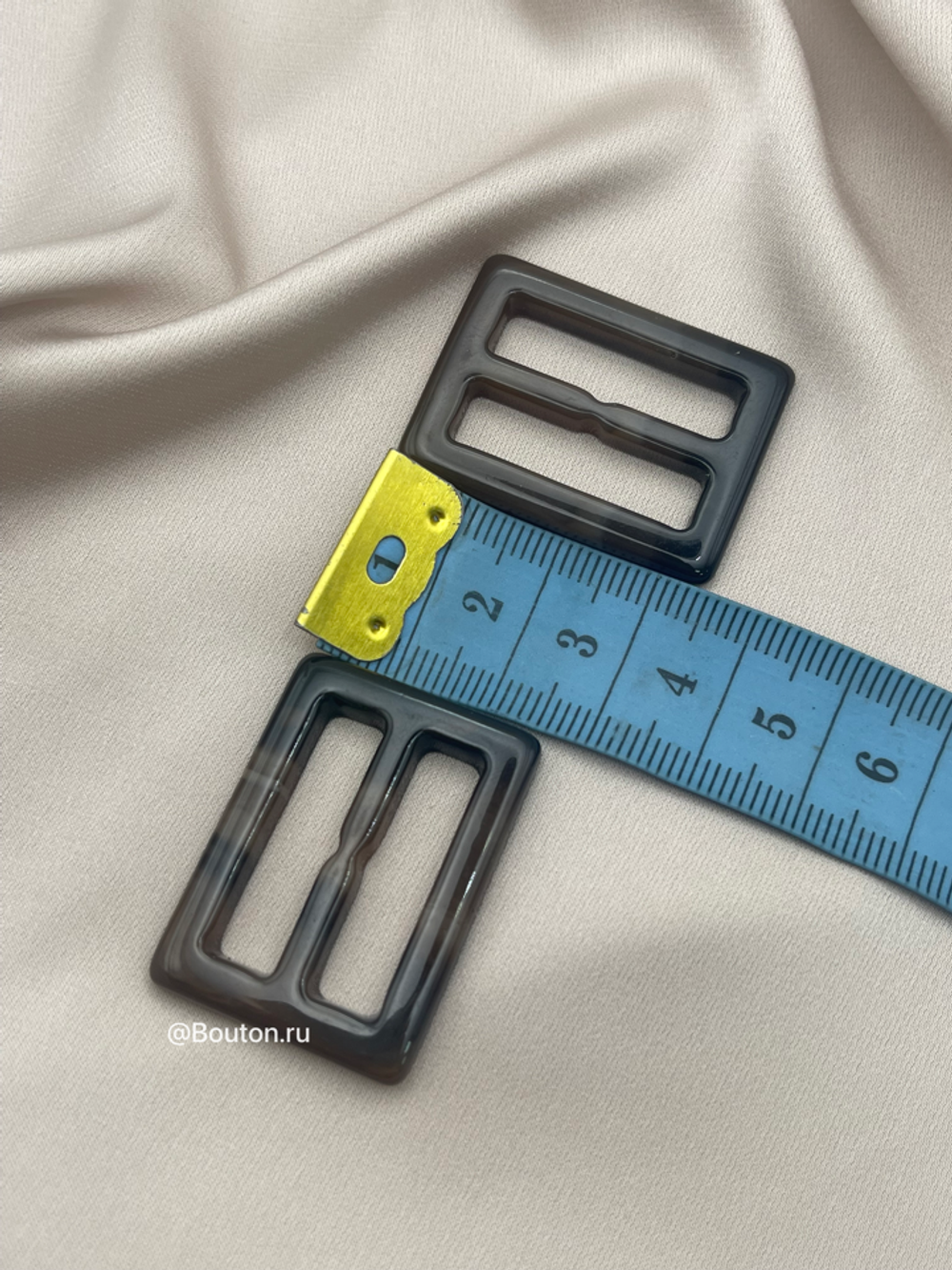 Пряжка коричневая с бежевыми прожилками