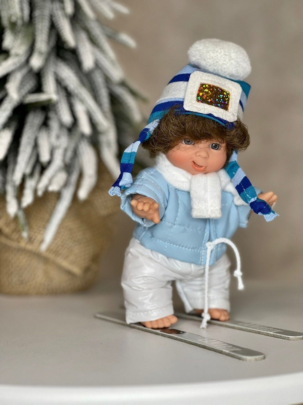 Кукла LAMAGIK виниловая 18см Gestitos Esquiador  (506A)