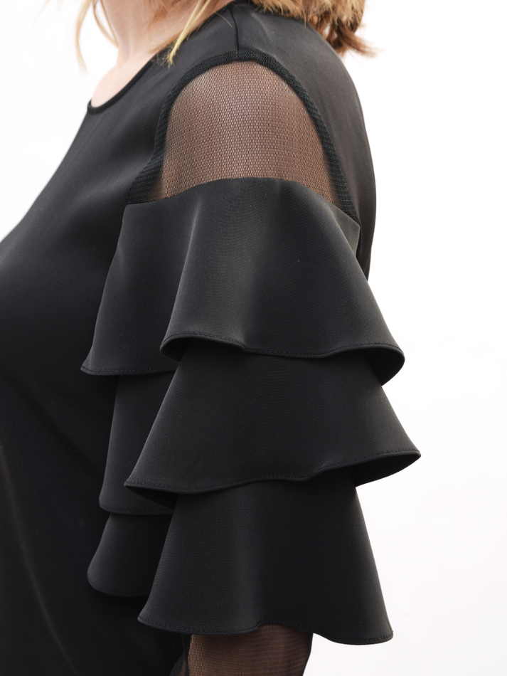 Платье с воланами на рукавах