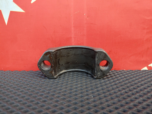Скоба стабилизатора заднего