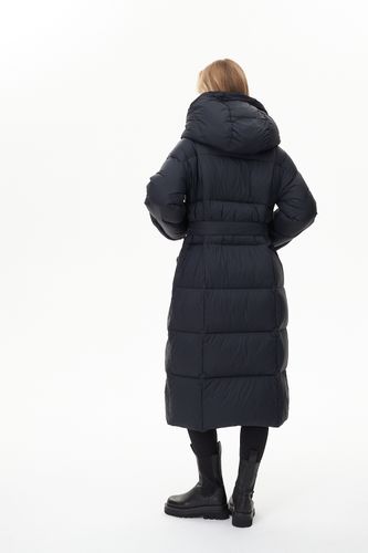 Черный длинный стеганый пуховик с поясом