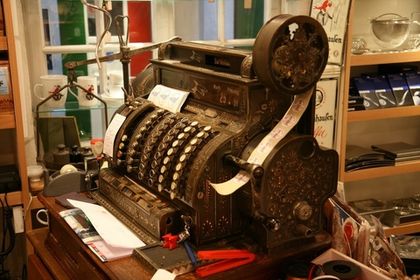 Самые первые кассовые аппараты были габаритными из металла