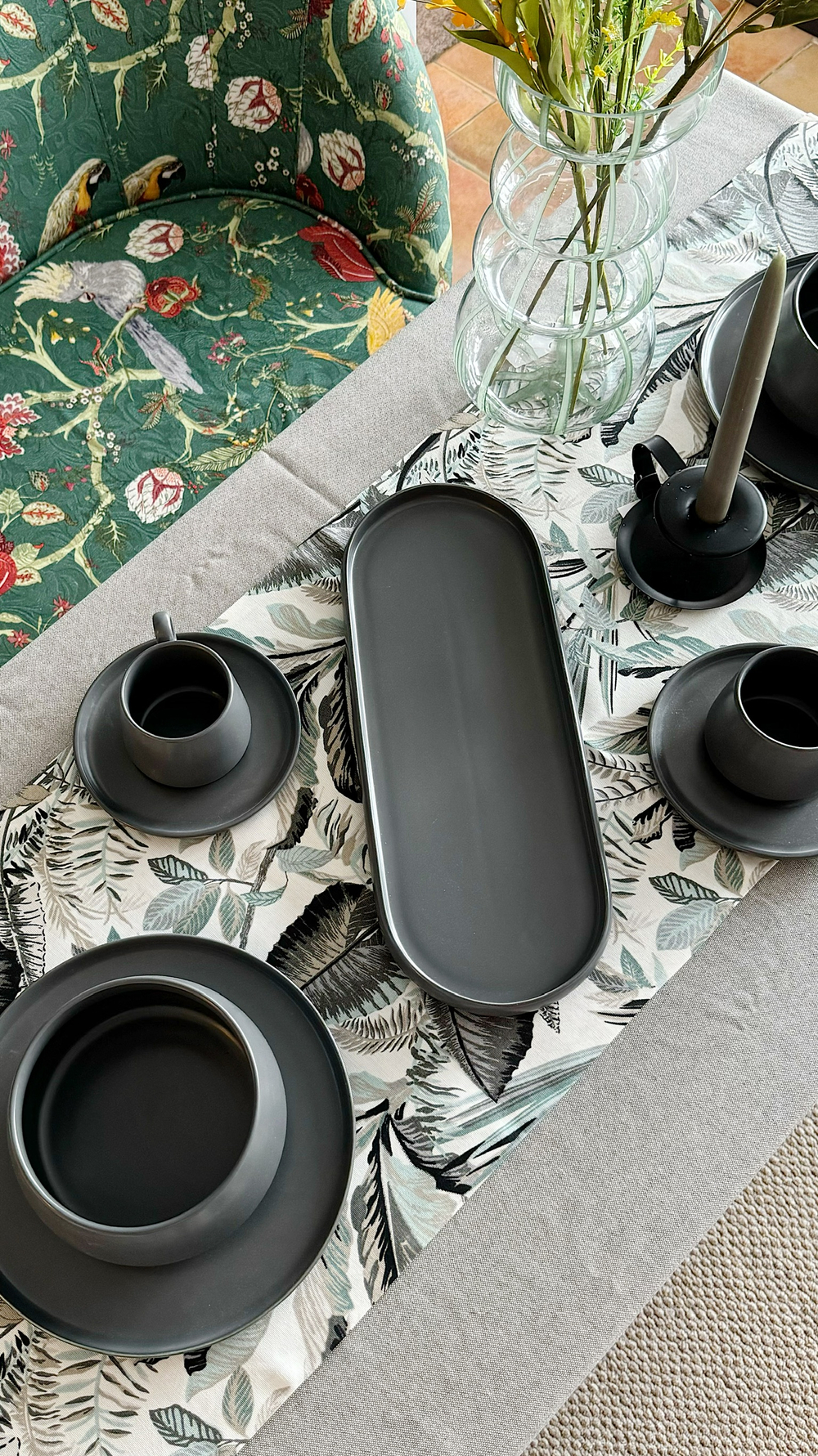 Овальное блюдо темно-серого цвета из коллекции Essential