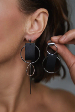 Серьги асимметричные пусеты круги с черной кожей, оттенок серебро