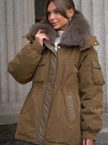 Парка на пуху цвета хаки с меховым воротником и капюшоном