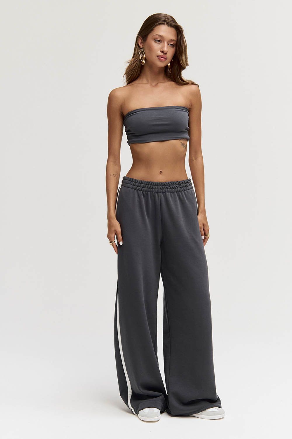 Широкие джоггеры без начеса с лампасами цвета антрацит