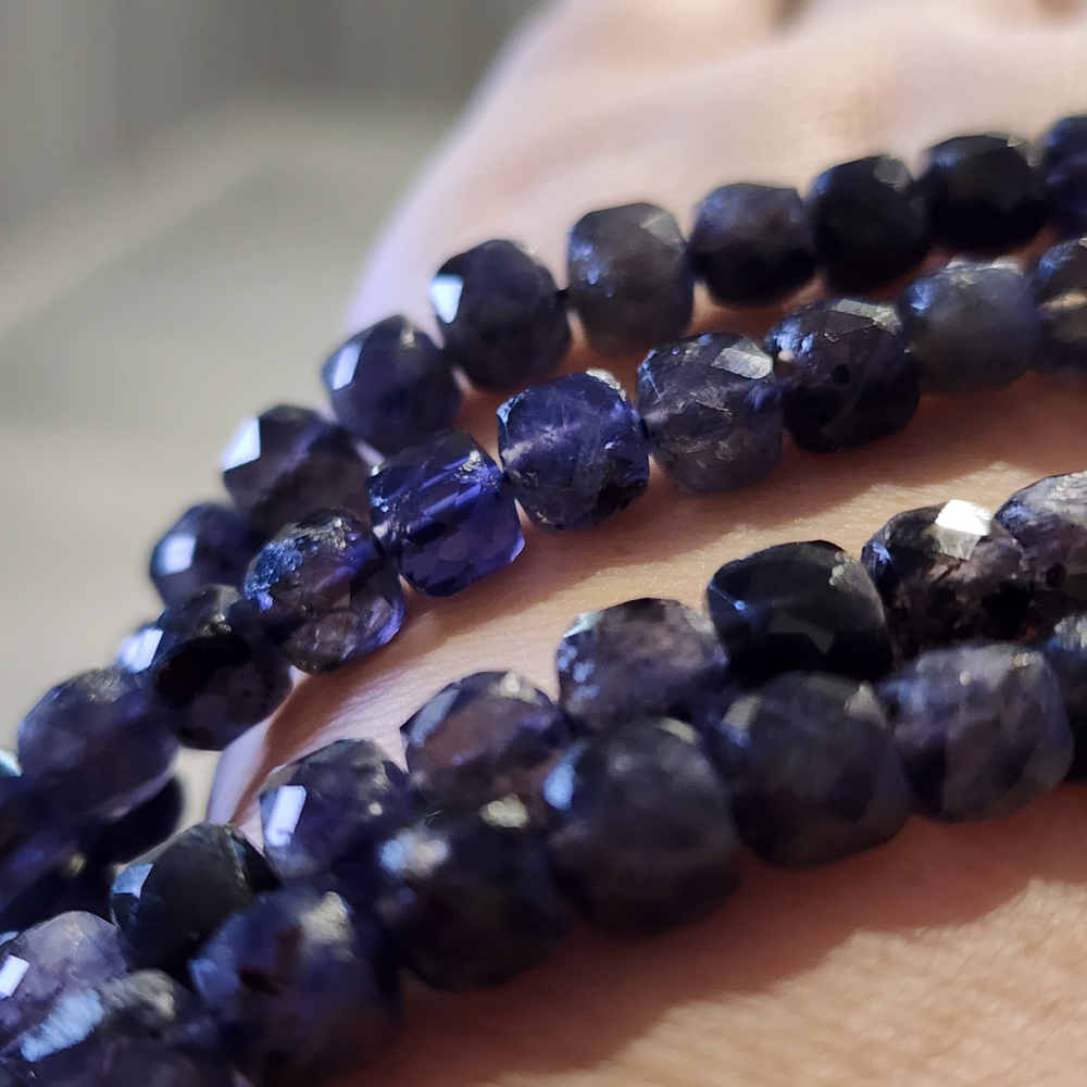 Иолит (кордиерит) природный, куб, огранка, 6.5мм, цена за нить 9.5см (1/4)