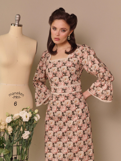 Платье с квадратным вырезом