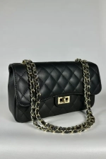Женская сумка с цепочкой из натуральной кожи черного цвета