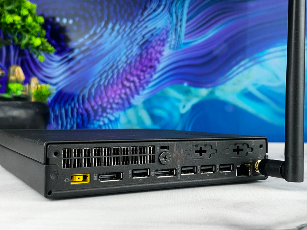 Lenovo Мини-ПК ThinkCentre M720Q с антенной Intel Core i5-8500T Intel HD Graphics 630, Windows 10 Pro, черный