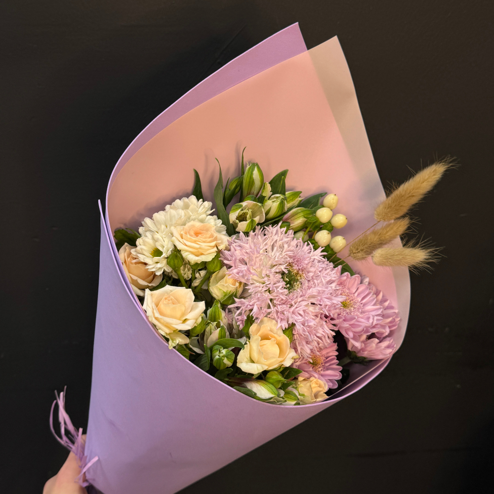 Букет-комплимент из хризантем, кустовой розы и альстромерии