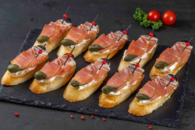 Брускетта с пармской ветчиной, 10 шт.