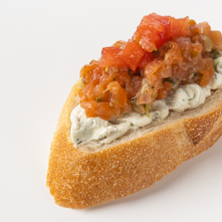 Брускетта с тартаром из семги с вялеными томатами 6 шт