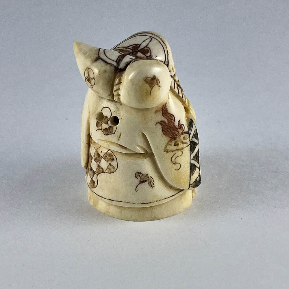 Статуэтка нэцкэ Фукурокудзю с тыквой-горлянкой и корзиной цветов