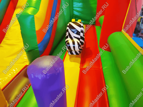 Коммерческий надувной батут "Зверята с крышей" 12*8*6 м