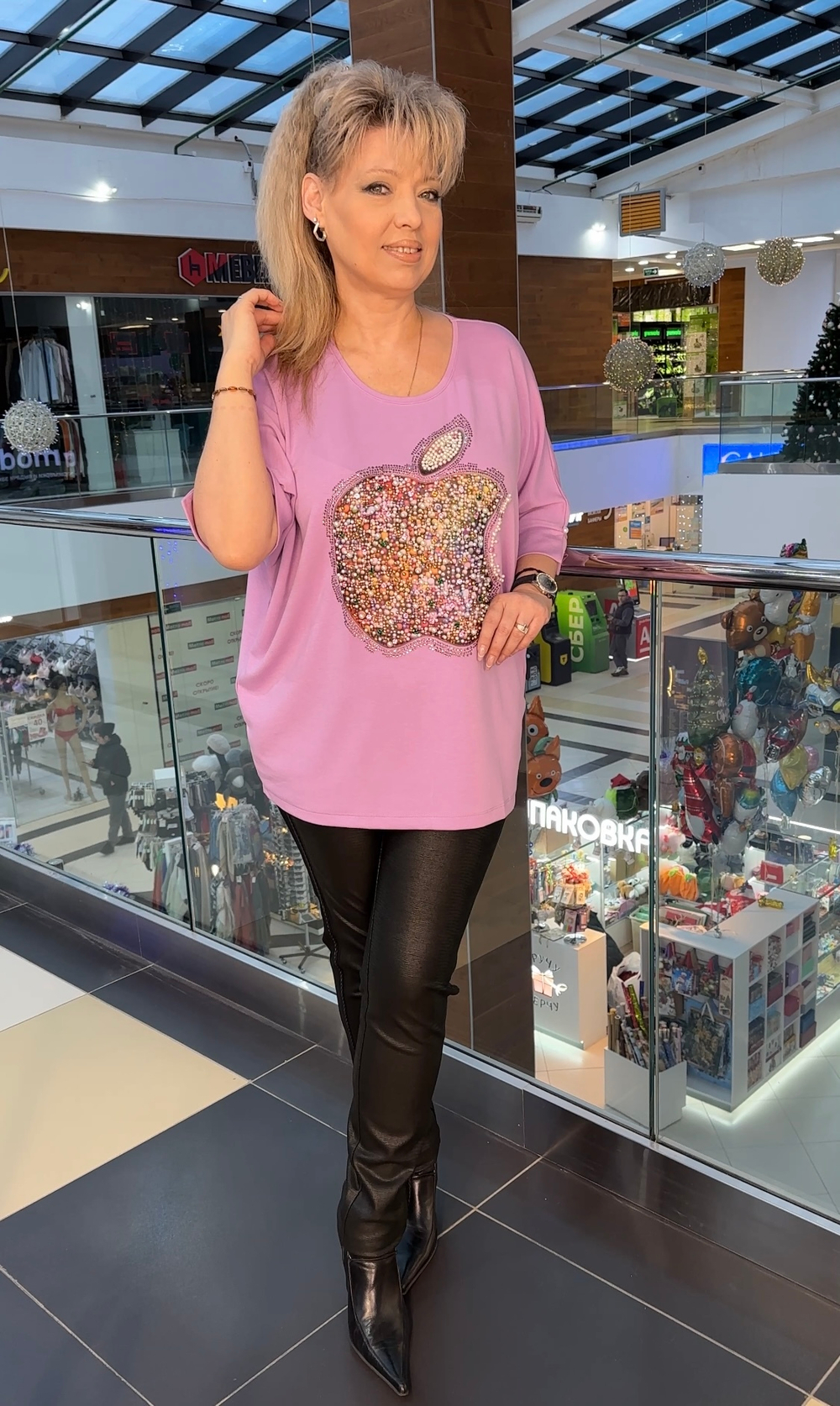 Яркий блузон-туника с жемчужным изображением "яблока"