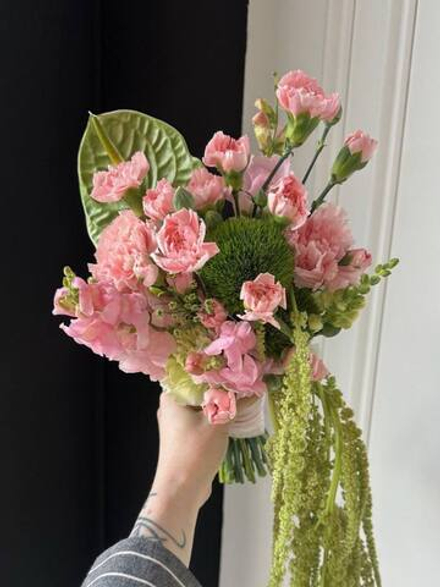 Свадебный букет из диантусов, антирринума и антуриума