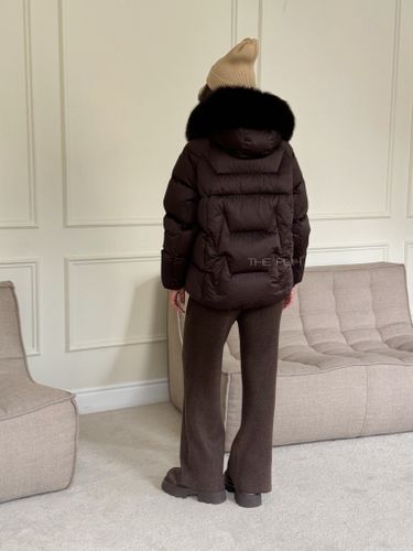 Короткий шоколадный пуховик с мехом лисы