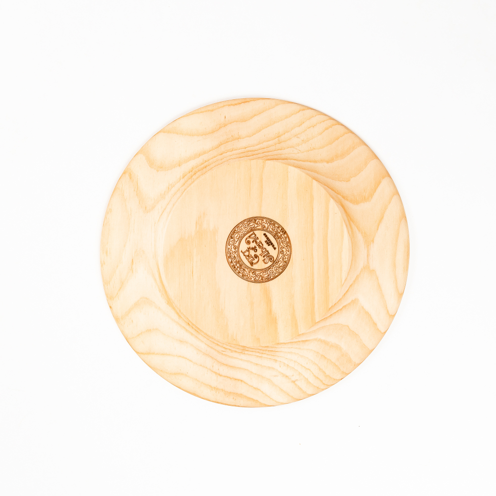 Деревянная плоская тарелка из древесины сибирского кедра. T184