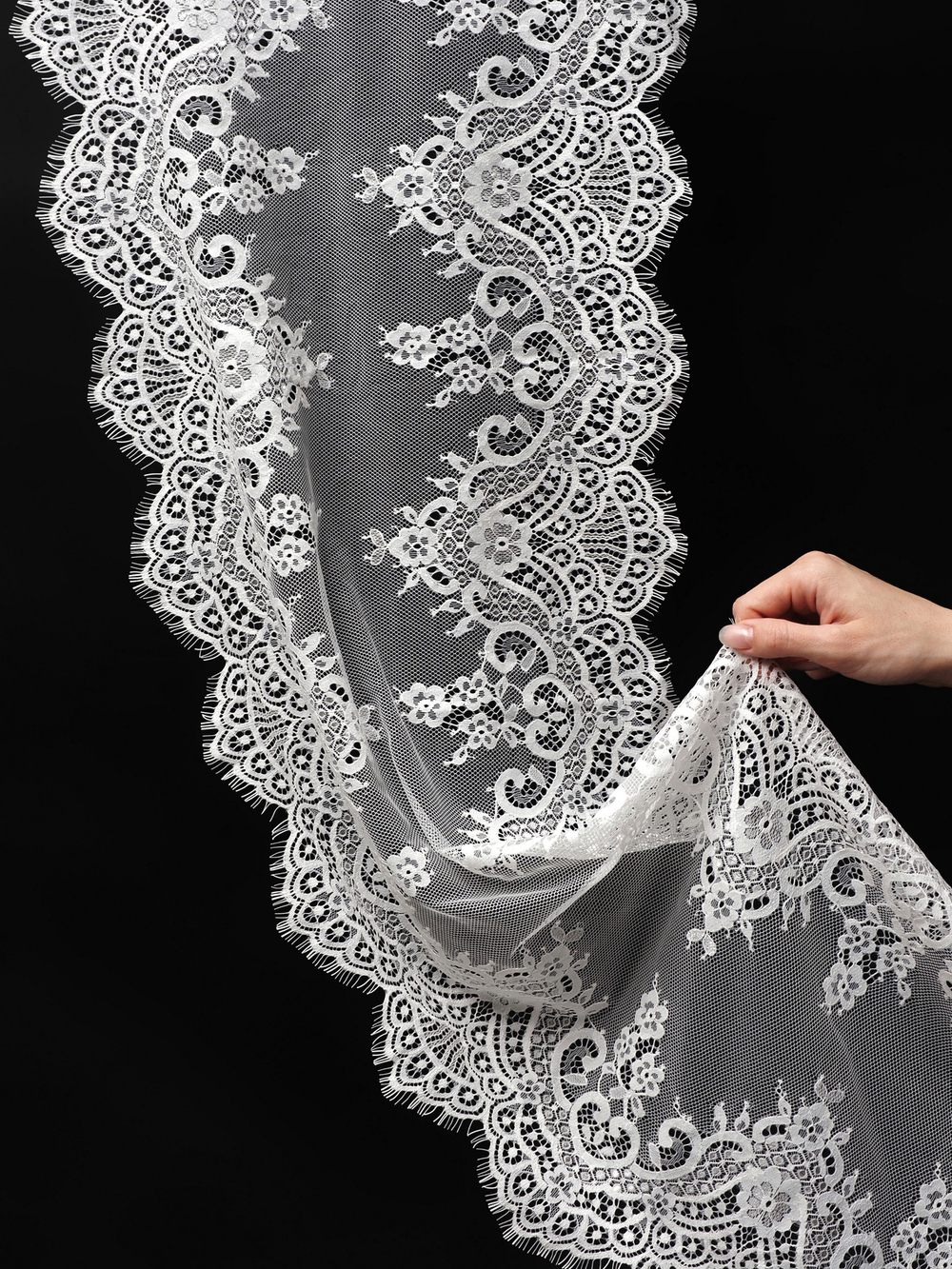 Кружево шантильи теплое белое неэластичное ширина 36 см КУПОН 3 м (грязь)