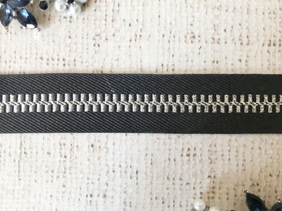 Лента отделочная имитация молнии, ш. 2 см, чёрный с серебром люрекс