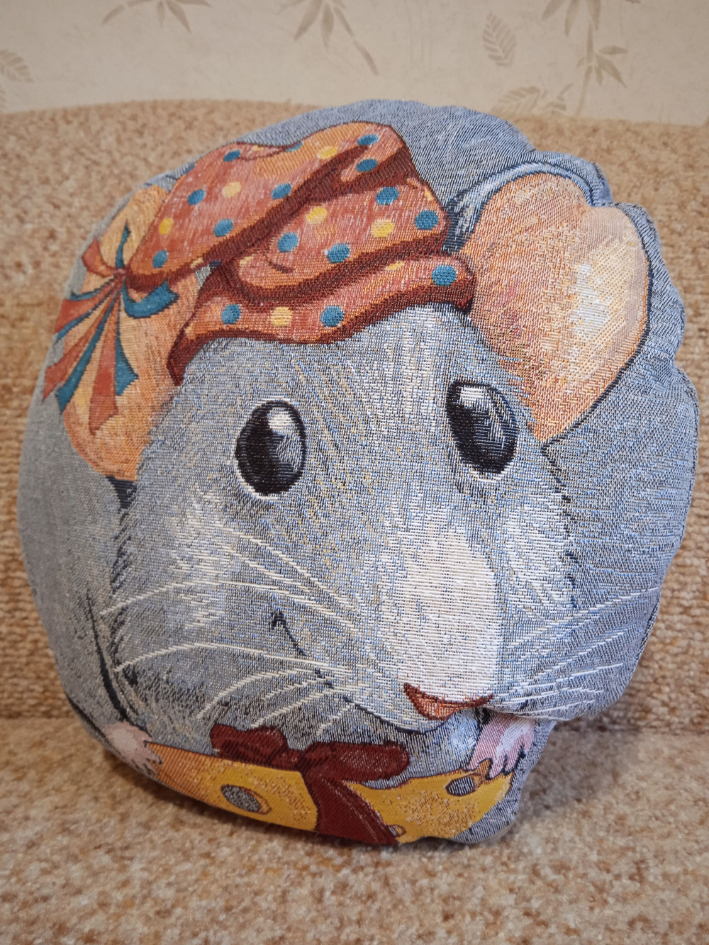 Гобеленовая подушка-игрушка Мышка 38х38