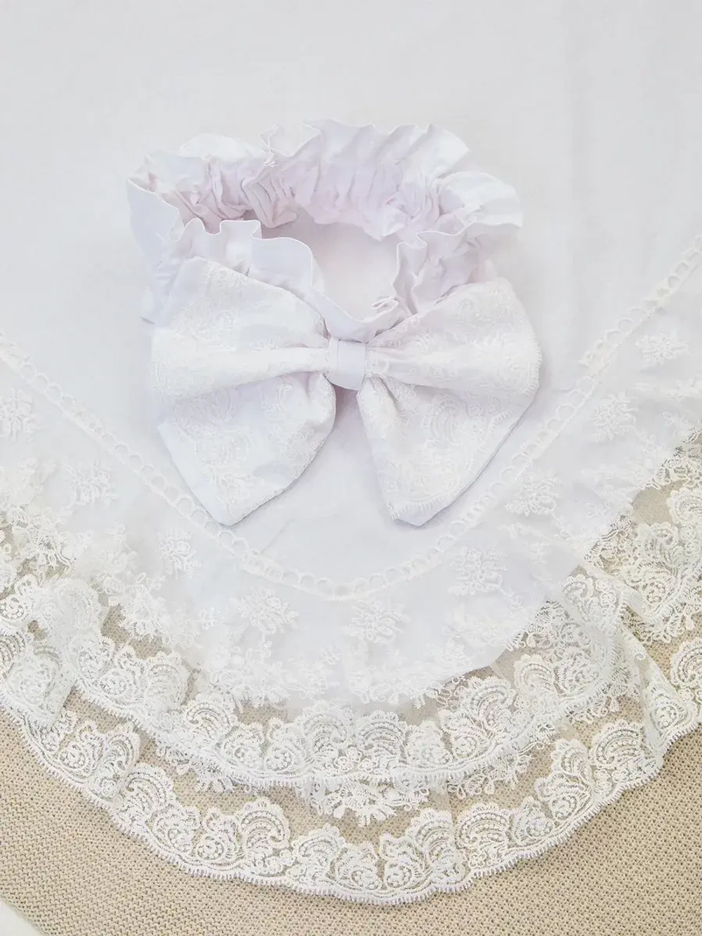 Кружевной уголок и бант на выписку