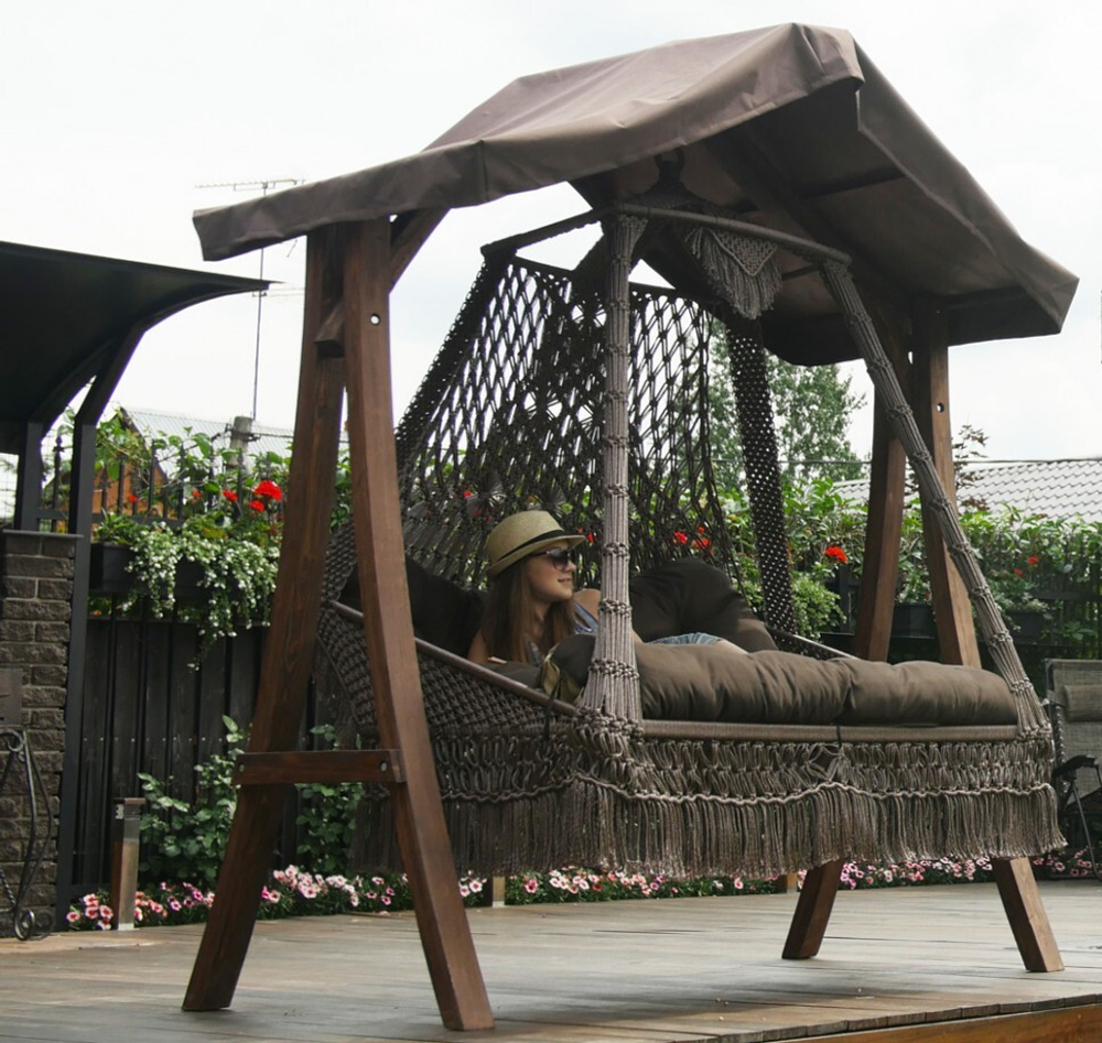 Подвесные плетеные качели СЕАРА+Деревянный каркас КАРАВЕЛЛА с крышей