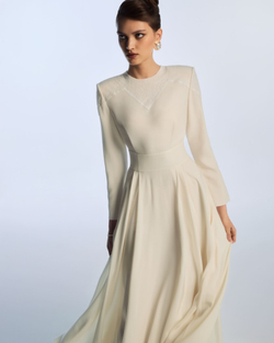 ПЛАТЬЕ ИЗ МОЛОЧНОГО ШЕЛКА С КРУЖЕВНОЙ КОКЕТКОЙ