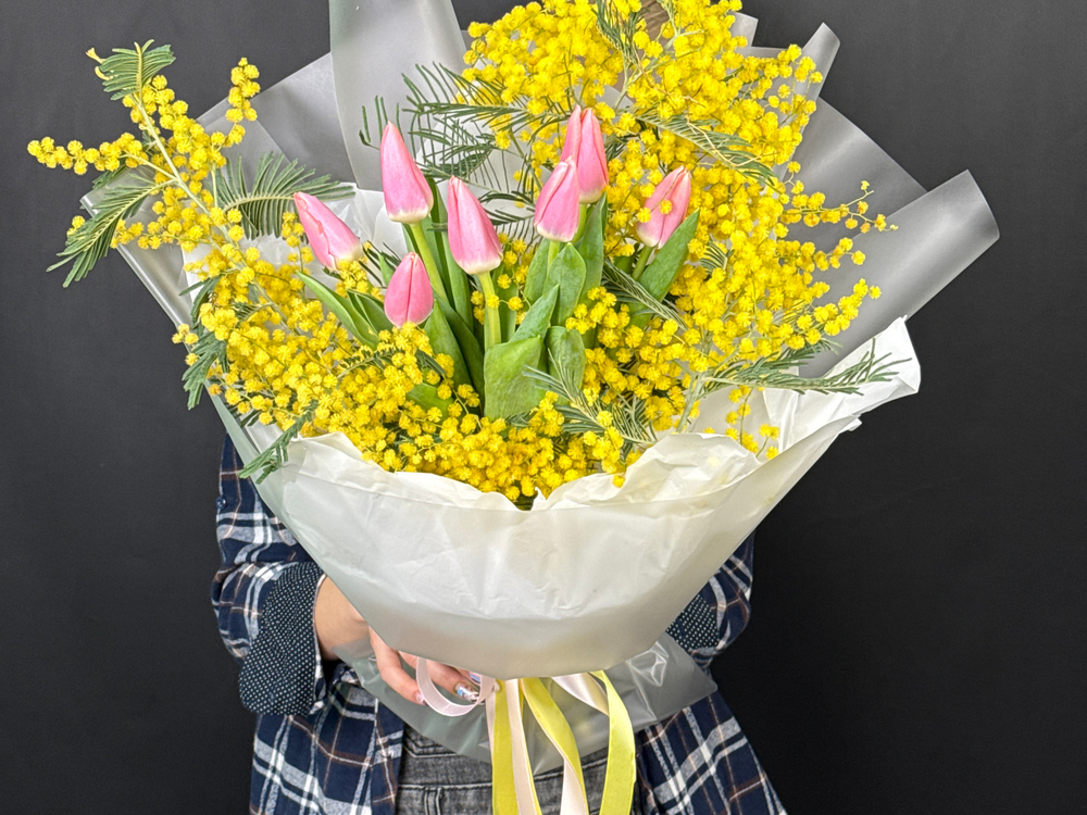 Мимоза и розовые тюльпаны