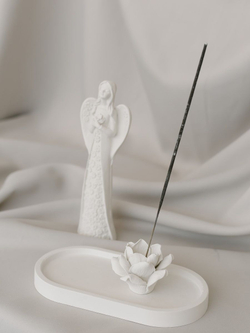 Ангел с цветами и подставка для благовоний на подносе