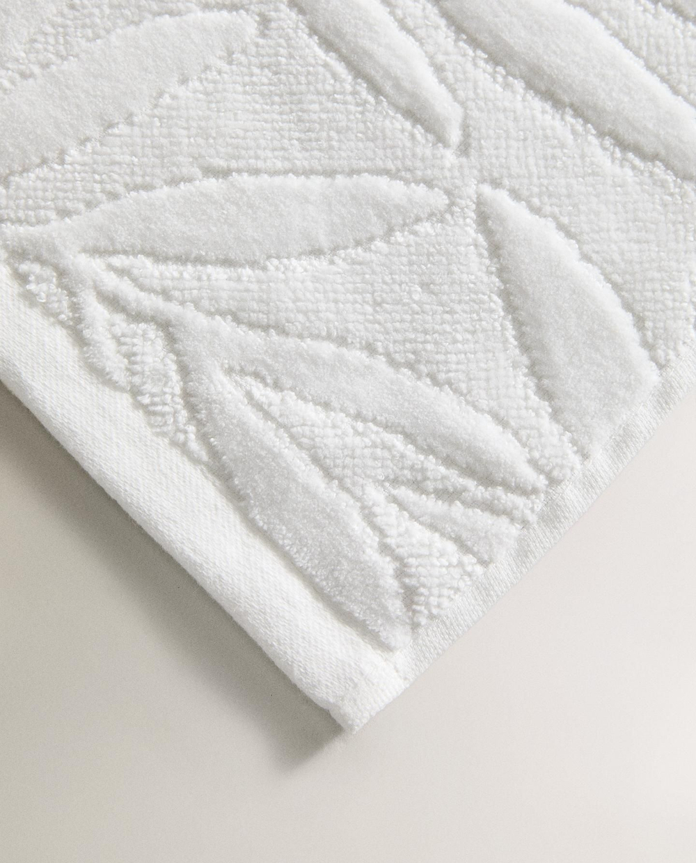 Zara Home - Жаккардовое банное полотенце в листьях, бежевый, 90х150 см