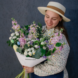 172. Ароматный весенний букет с маттиолой и ромашками