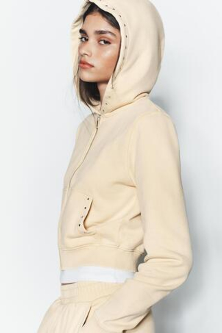 ZARA ТОЛСТОВКА ИЗ ФЛИСА С ЭФФЕКТОМ ПОТЕРТОСТИ И ЗАКЛЕПКАМИ, ЦВЕТ СЛИВОЧНОГО МАСЛА