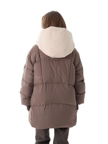 Удлиненный коричневый пуховик с контрастным капюшоном