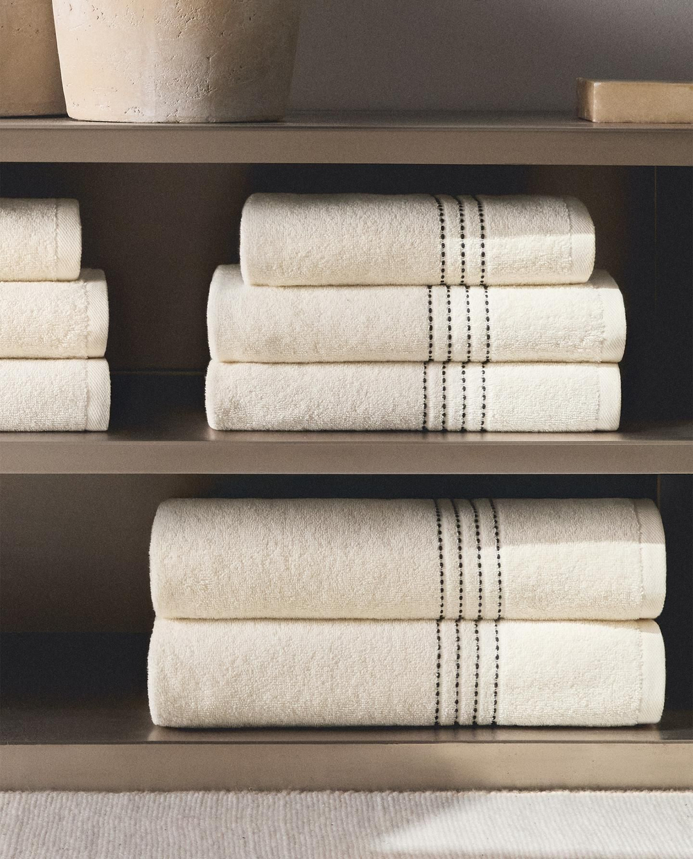 Zara Home - Банное полотенце с контрастной строчкой, белый, 30х50 см