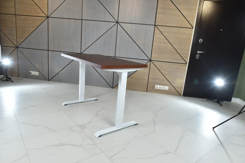 Регулируемый компьютерный стол Bazalt с регулировкой по высоте — столешница МДФ Красное дерево