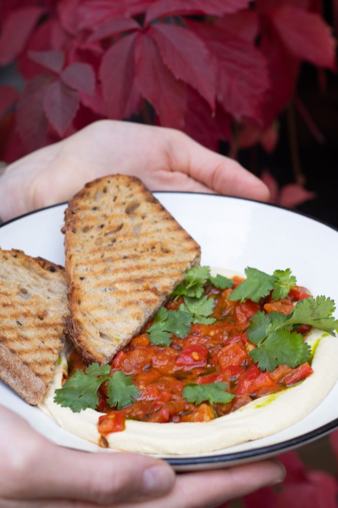 ХУМУС С ПЕЧЁНЫМИ ПЕРЦАМИ И ТОМАТАМИ с гречневым хлебом