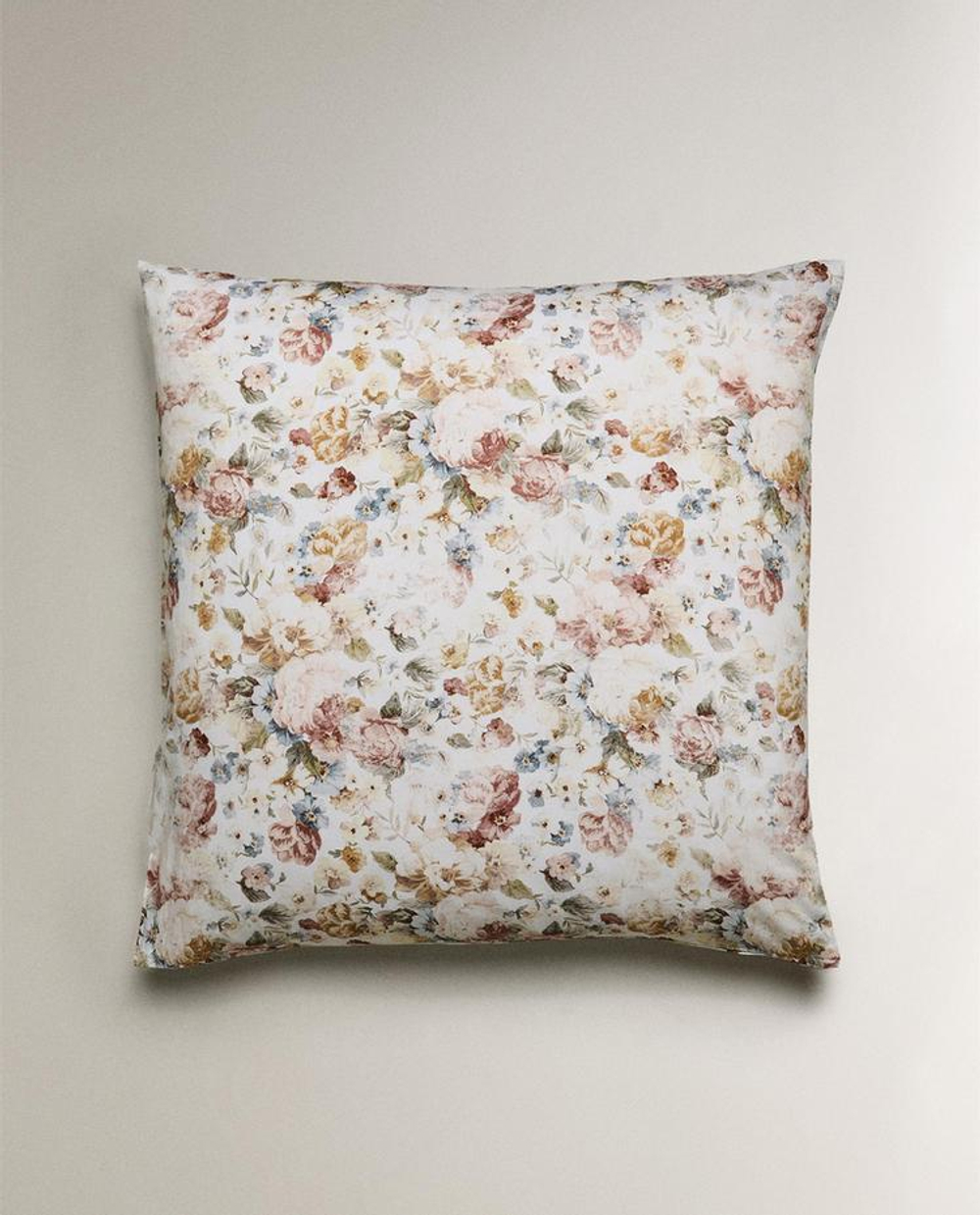 ZARA HOME НАВОЛОЧКА ИЗ САТИНА С ЦВЕТОЧНЫМ ПРИНТОМ, ЖЕЛТОВАТО-БЕЛЫЙ
