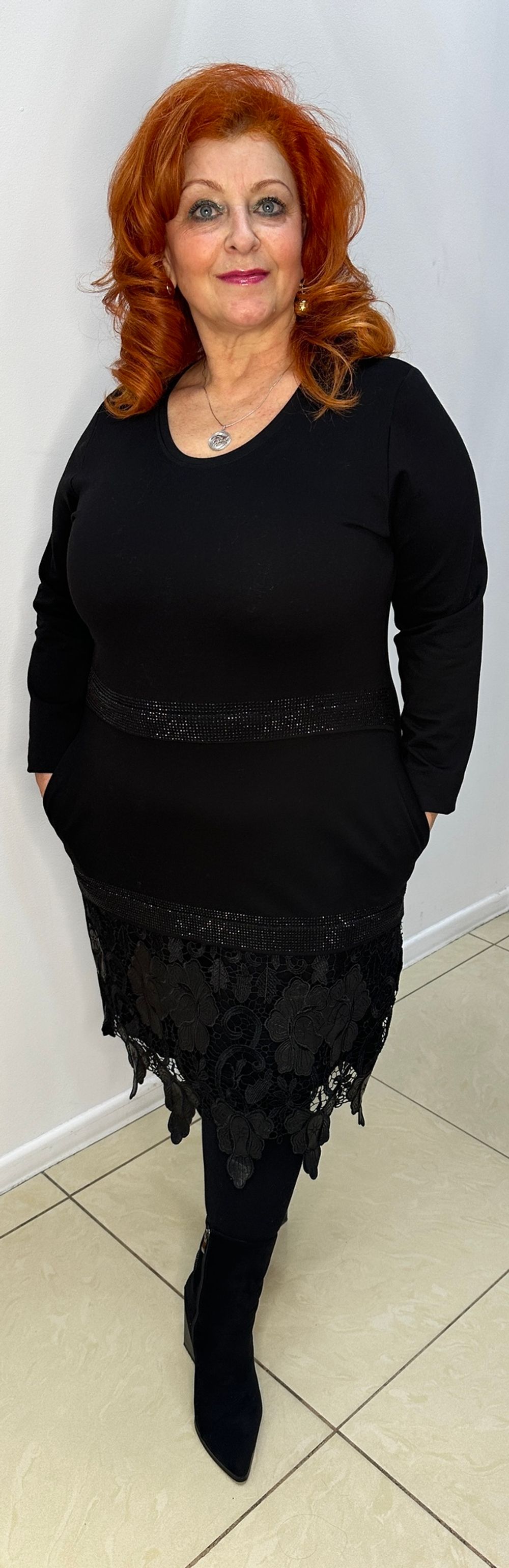 Трикотажное черное платье с ажурным низом