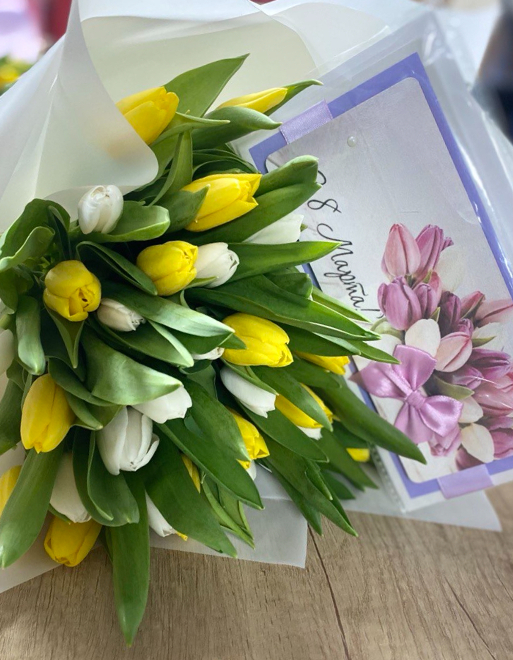 Букет из 35 белых и жёлтых тюльпанов