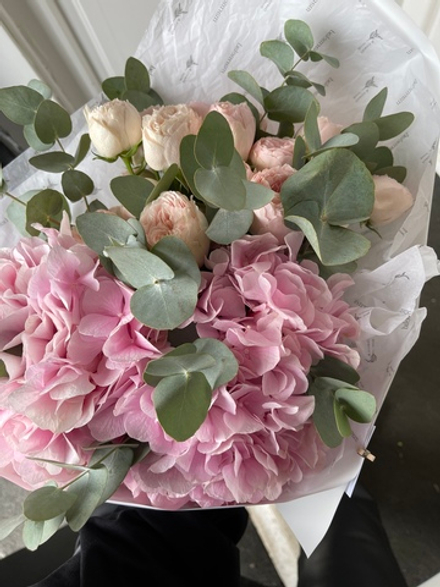 Гортензии, кустовая пионовидная роза и эвкалипт в оформлении