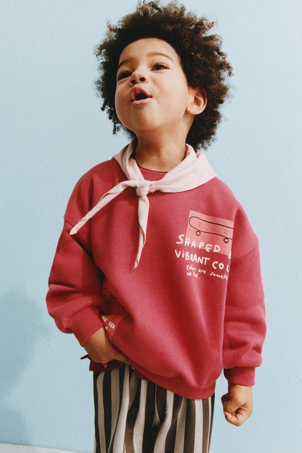 ZARA ТОЛСТОВКА С ПРИНТОМ «СКЕЙТ», КРАСНОВАТЫЙ