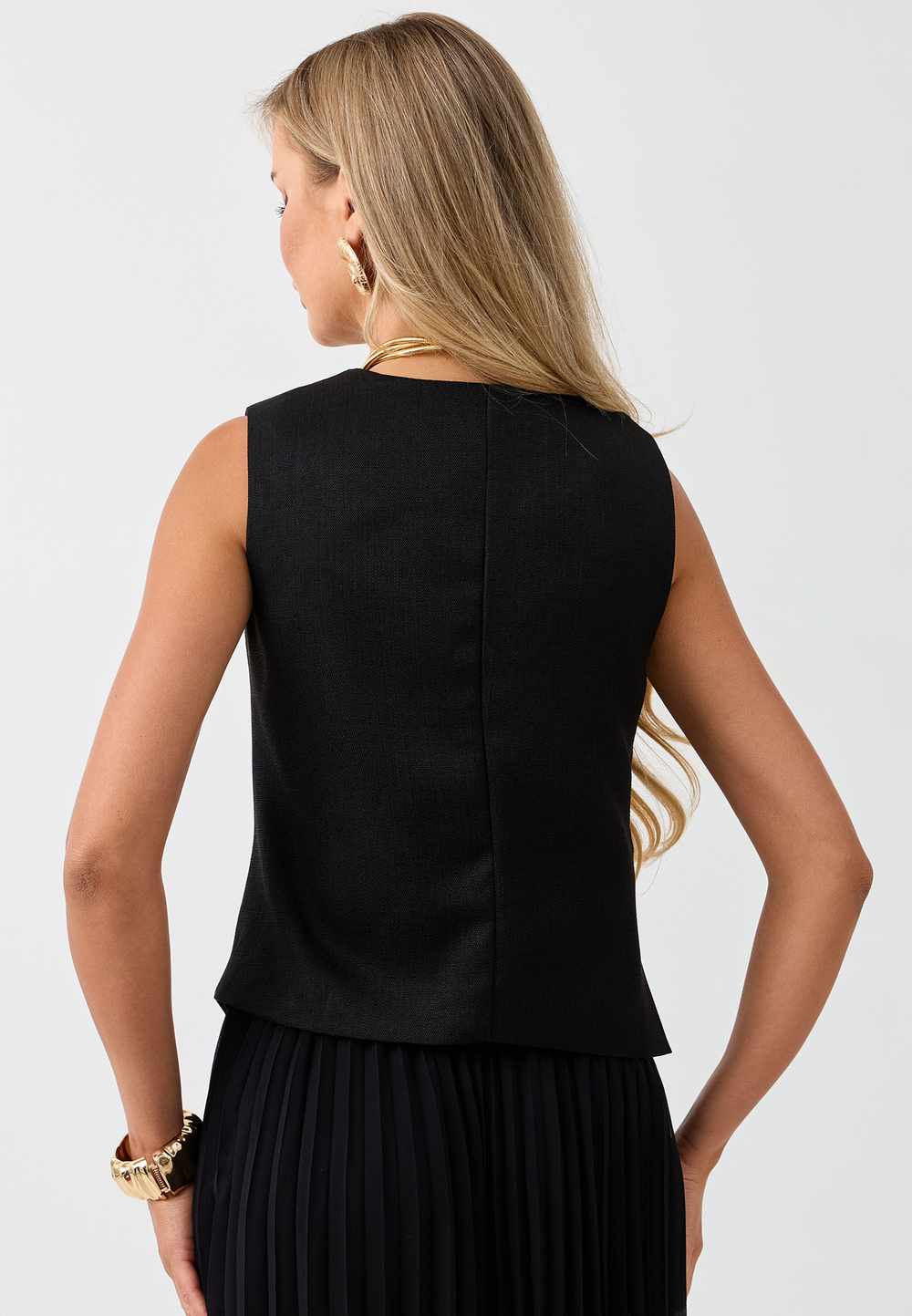 Жилетка с чёрными пуговицами