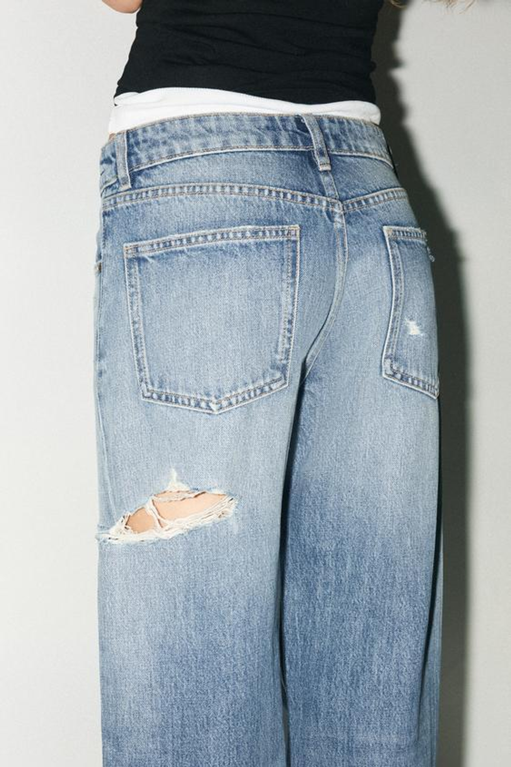 ZARA ДЖИНСЫ РВАНЫЕ TRF СО СРЕДНЕЙ ТАЛИЕЙ, СИНИЙ