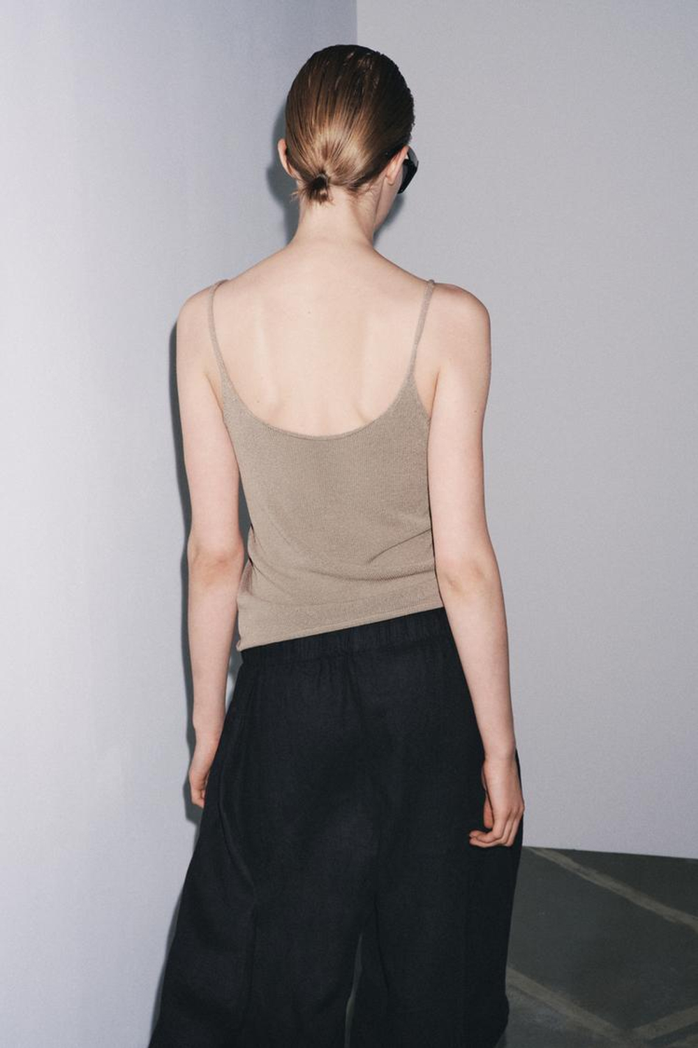 ZARA ТРИКОТАЖНЫЙ ТОП НА БРЕТЕЛЯХ, КОРИЧНЕВАТЫЙ