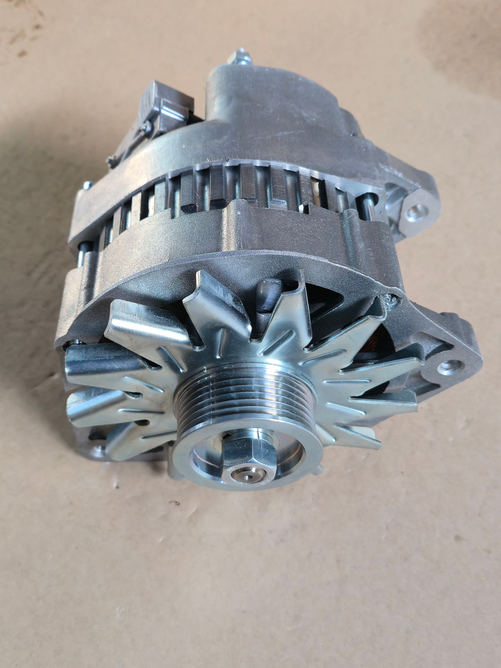 Генератор КАМАЗ дв.740.30, 740-31, 740-50 ЕВРО-2, 3 поликлиновой шкив 28В 95А компакт ELTRA