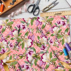 Ткань ниагара розовые и белые фиалки на розовом фоне с узором