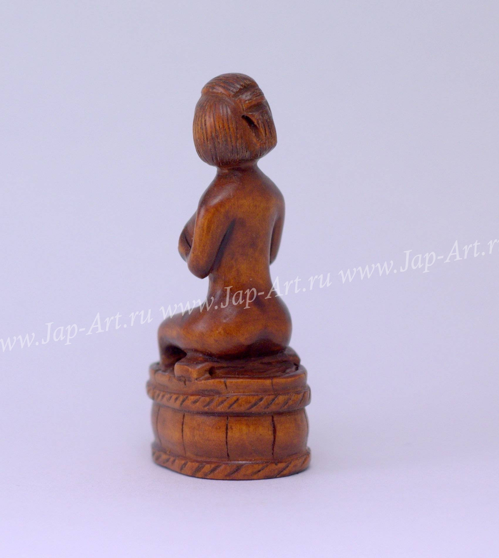 Нэцкэ Красавица моется в бочке